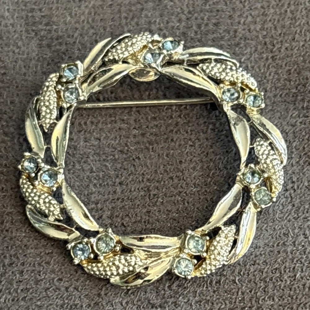 Vintage Silvertone GERRY'S Light Blue Rhinestone‎ Round Wreath Brooch Pin
